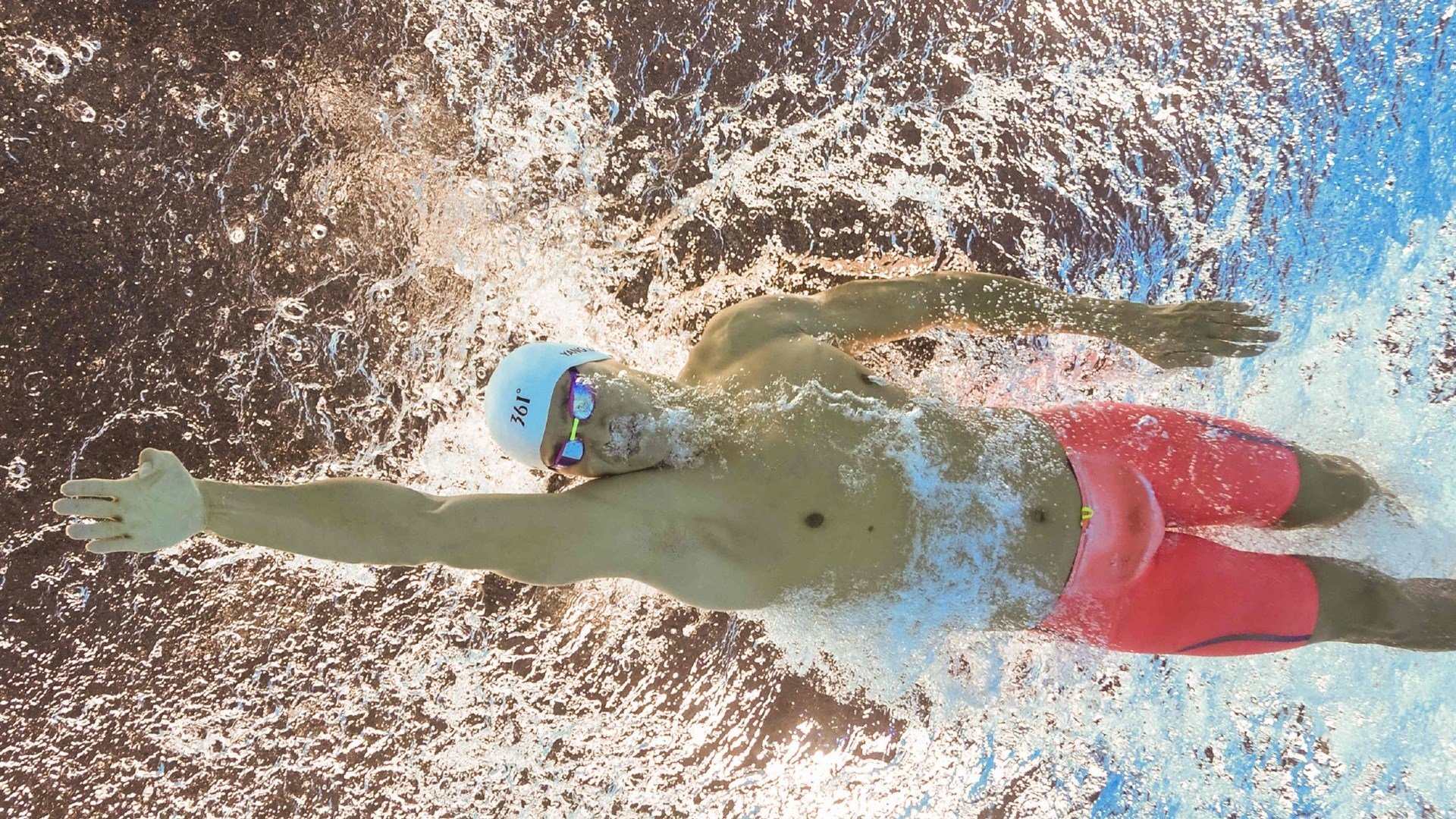 F1街道赛焦点战，曼联碾压马赛，当引擎轰鸣与绿茵咆哮在同一个周末共振