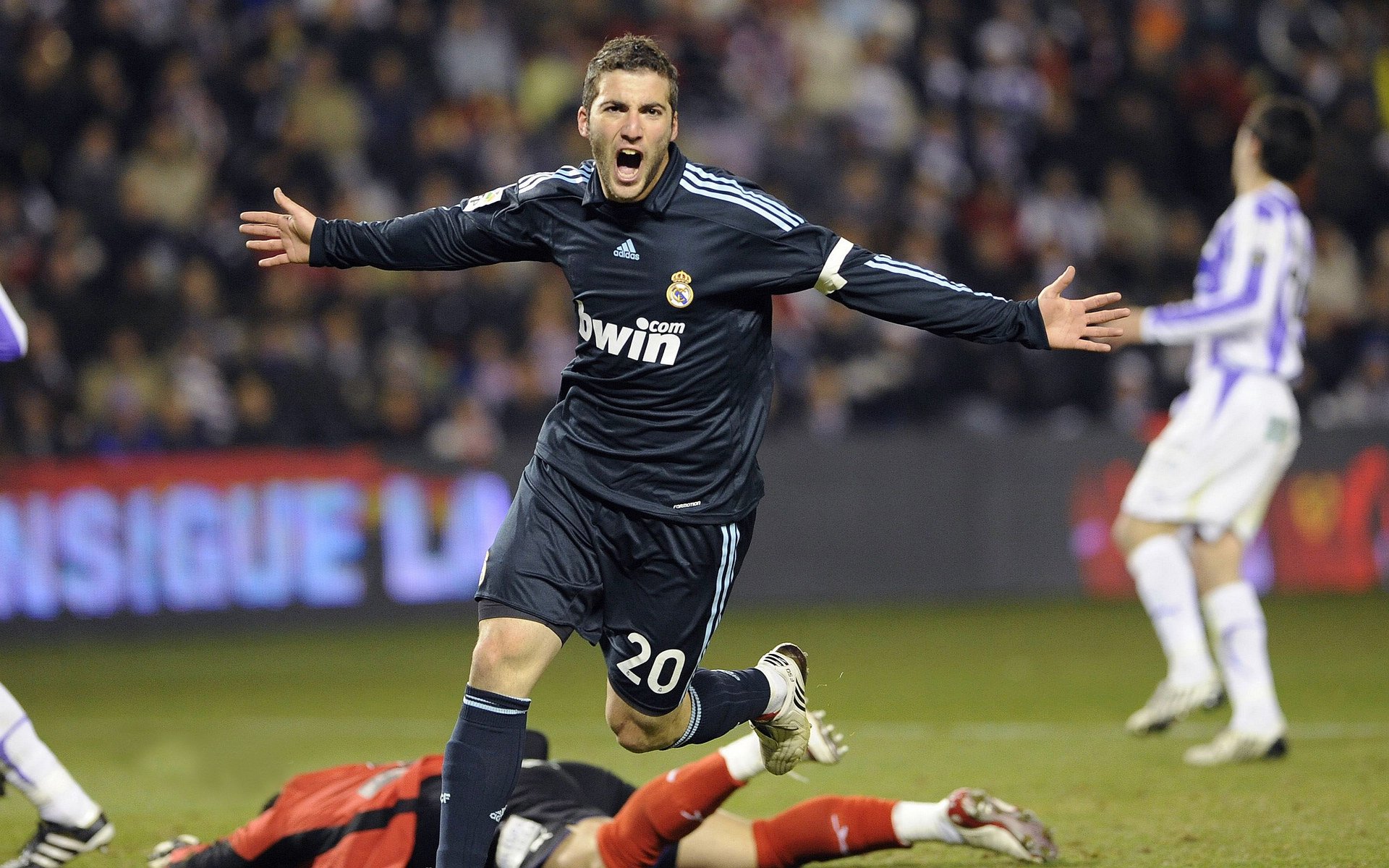 弗拉霍维奇东决接管比赛，秘鲁硬仗力克哥伦比亚